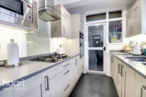 3 Masefield Crescent, Romford, RM3 7PL