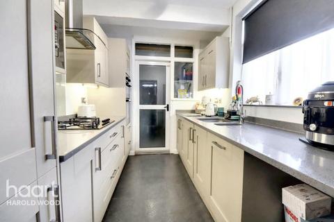 3 Masefield Crescent, Romford, RM3 7PL