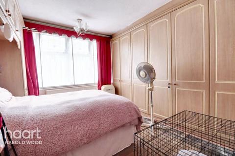 3 Masefield Crescent, Romford, RM3 7PL