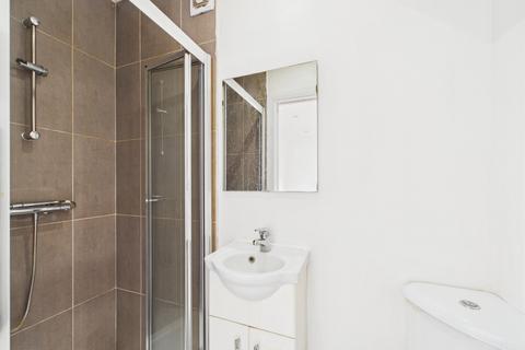 3 bedroom semi-detached house to rent, East Road, Feltham, TW14
