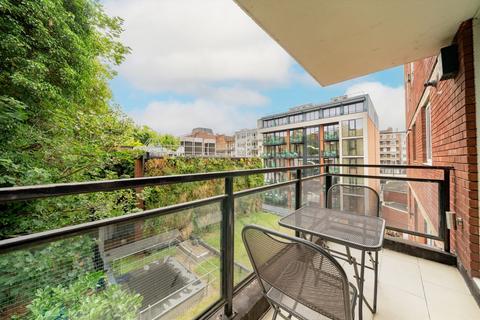 3 bedroom flat for sale, Sumpter Close, London NW3