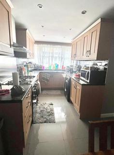 4 bedroom house share to rent, 15 West Arbour Street, London E1