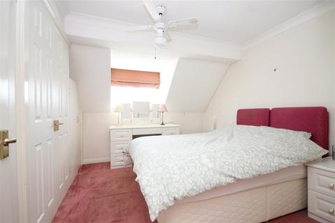 11 Chilmans Drive, Bookham, Leatherhead, KT23 4BX