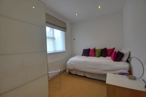 2 bedroom terraced house to rent, Redwood Close, Watford, WD19