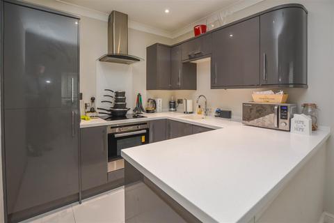 2 bedroom apartment for sale, Darlington Court, Broomwood Gardens, Pilgrims Hatch, Brentwood