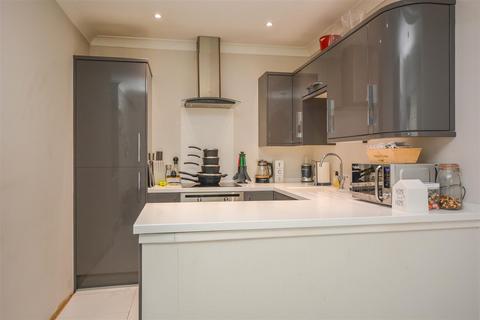 2 bedroom apartment for sale, Darlington Court, Broomwood Gardens, Pilgrims Hatch, Brentwood