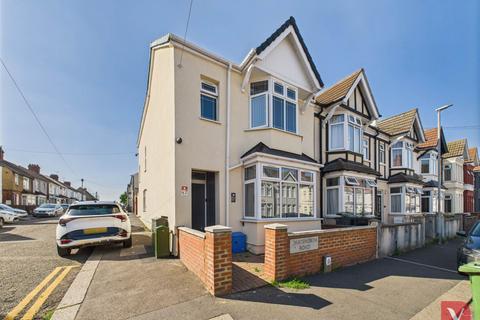 3 bedroom end of terrace house for sale, Chatsworth Road, Luton LU4