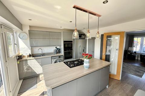 15 Cliffe Park Close, Leeds, LS12 4XD