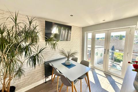 15 Cliffe Park Close, Leeds, LS12 4XD
