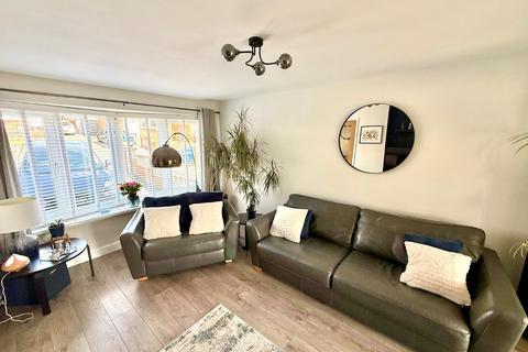 15 Cliffe Park Close, Leeds, LS12 4XD