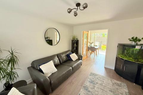 15 Cliffe Park Close, Leeds, LS12 4XD
