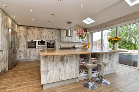 12 Yarm Close, Leatherhead, KT22 8NZ