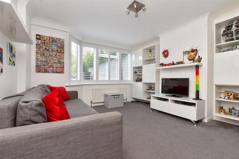12 Yarm Close, Leatherhead, KT22 8NZ