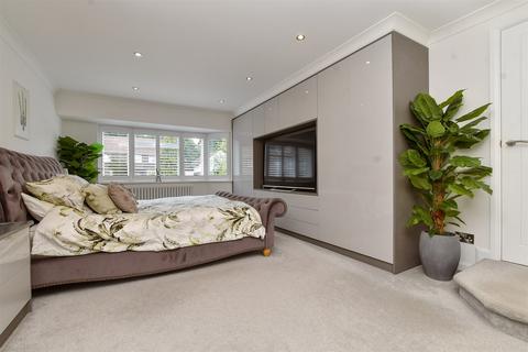 12 Yarm Close, Leatherhead, KT22 8NZ