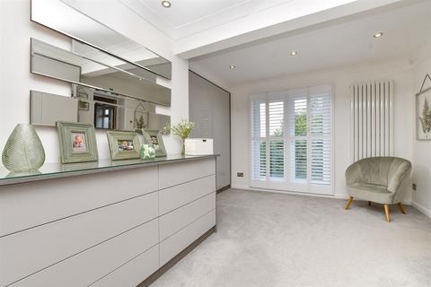 12 Yarm Close, Leatherhead, KT22 8NZ
