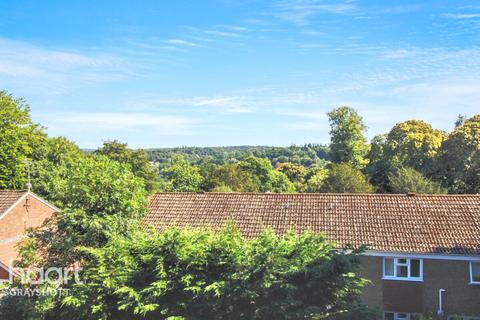 22 Rackfield, Haslemere, GU27 1NA