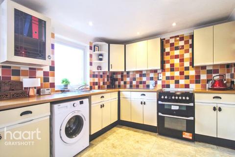 22 Rackfield, Haslemere, GU27 1NA