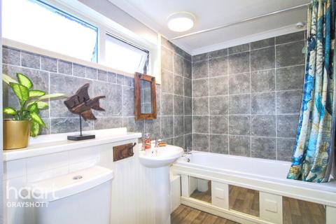 22 Rackfield, Haslemere, GU27 1NA