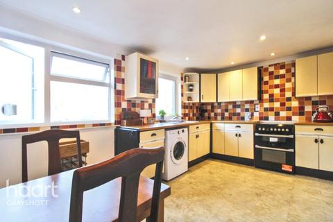 22 Rackfield, Haslemere, GU27 1NA