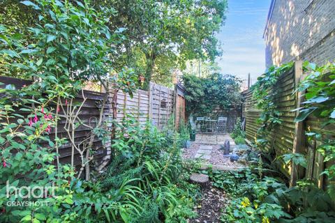 22 Rackfield, Haslemere, GU27 1NA