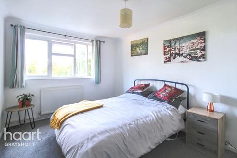 22 Rackfield, Haslemere, GU27 1NA