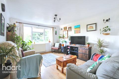22 Rackfield, Haslemere, GU27 1NA