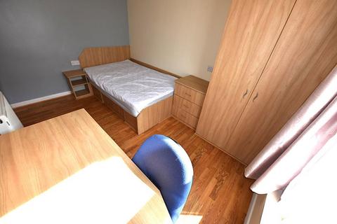 1 bedroom in a house share to rent, 82 Burley Lodge Terrace (HS)