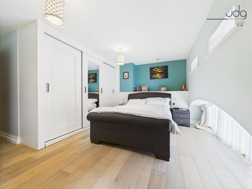 Master Bedroom with Ensuite and built in wardrobe
