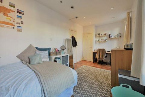 1 bedroom in a house share to rent, 5 Thornville Grove (HS)