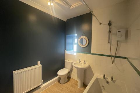 2 bedroom terraced house to rent, High Street, Llanelli SA14