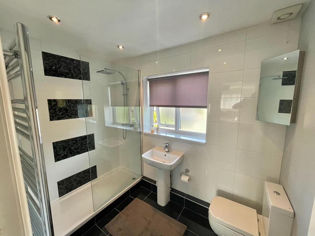 Family bathroom - new.jpg
