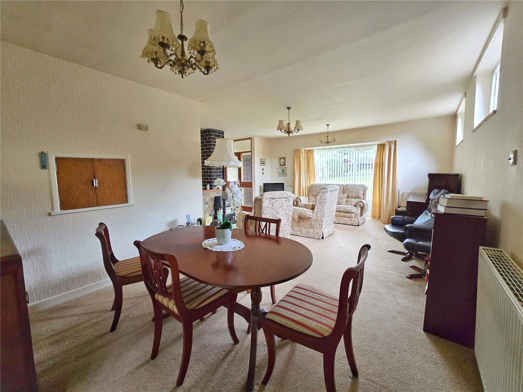 Dining Room & Lounge