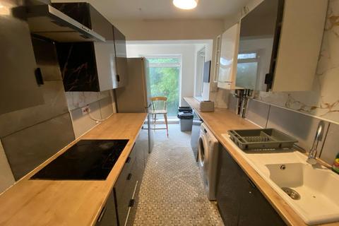 4 bedroom semi-detached house to rent, Penygraig Road, Townhill SA1