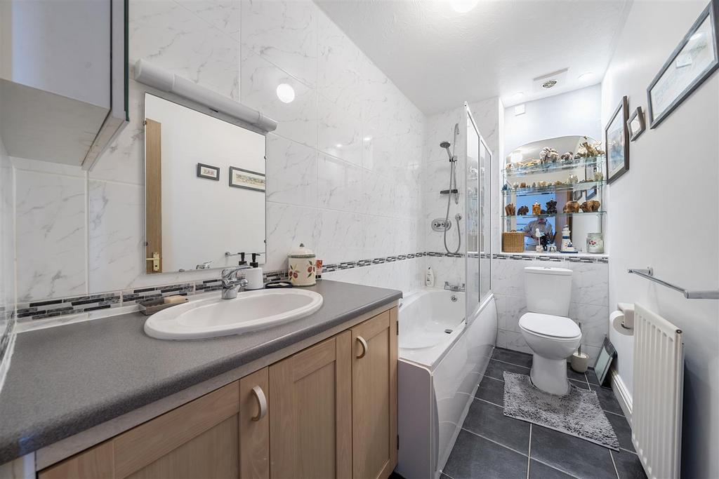 Bathroom h.jpg