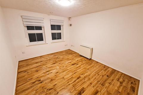 1 bedroom ground floor flat to rent, Hazelwood Park Close, Chigwell, IG7