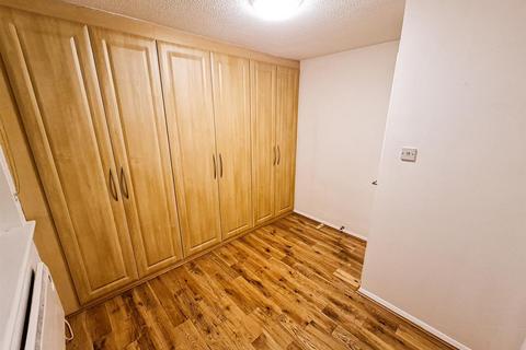 1 bedroom ground floor flat to rent, Hazelwood Park Close, Chigwell, IG7