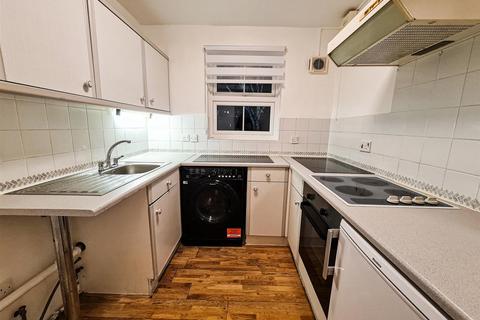 1 bedroom ground floor flat to rent, Hazelwood Park Close, Chigwell, IG7