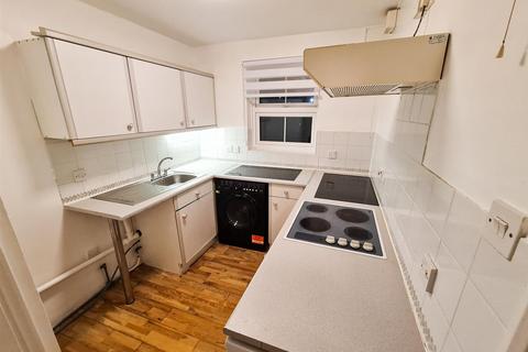 1 bedroom ground floor flat to rent, Hazelwood Park Close, Chigwell, IG7