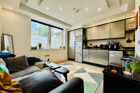 Studio to rent, St. Johns Road, Isleworth, TW7