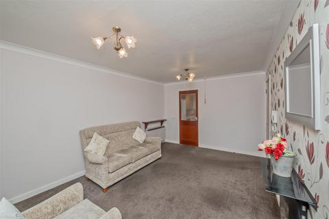 2 bedroom flat for sale, Lynwood Garth, Wortley, Leeds