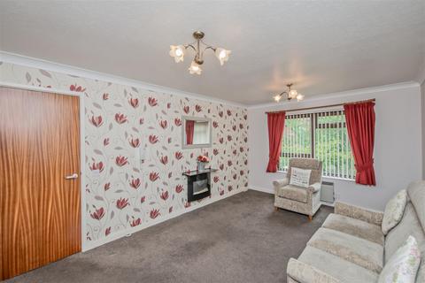 2 bedroom flat for sale, Lynwood Garth, Wortley, Leeds