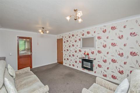 2 bedroom flat for sale, Lynwood Garth, Wortley, Leeds