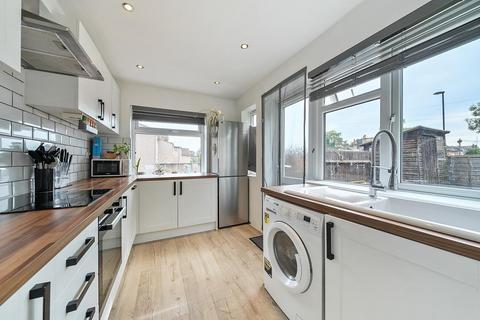2 bedroom flat for sale, Faversham Road, London, SE6 4XE