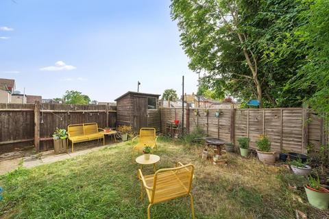 2 bedroom flat for sale, Faversham Road, London, SE6 4XE