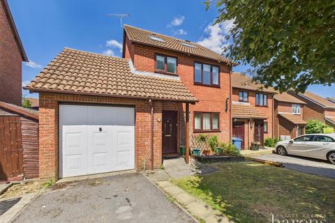 2 Hereford Close, Odiham, Hook, RG29 1PF