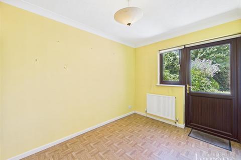 2 Hereford Close, Odiham, Hook, RG29 1PF
