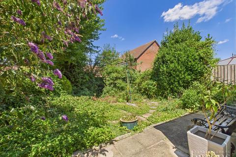 2 Hereford Close, Odiham, Hook, RG29 1PF
