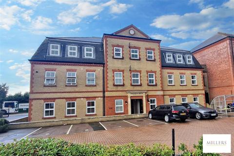 2 bedroom flat to rent, Peregrine House, Bakers Lane, Epping
