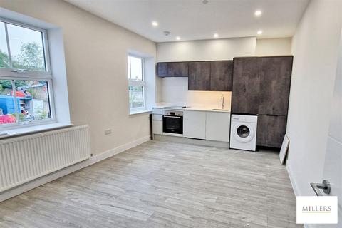 2 bedroom flat to rent, Peregrine House, Bakers Lane, Epping