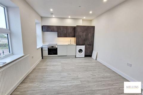 2 bedroom flat to rent, Peregrine House, Bakers Lane, Epping